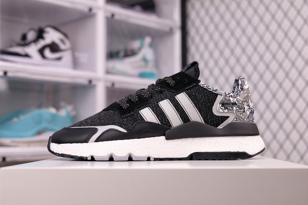 G5 纯原版本 阿迪达斯三叶草 NITE JOGGER 经典运动跑鞋 夜行者 复古跑鞋原厂材料 原厂大底 家独模 网布搭配麂皮拼接打造鞋面 极具复古风格鞋头及鞋跟点缀3M反光设计极为亮眼中底采用全掌 Boost 科技，厚度相当可观，脚感极佳