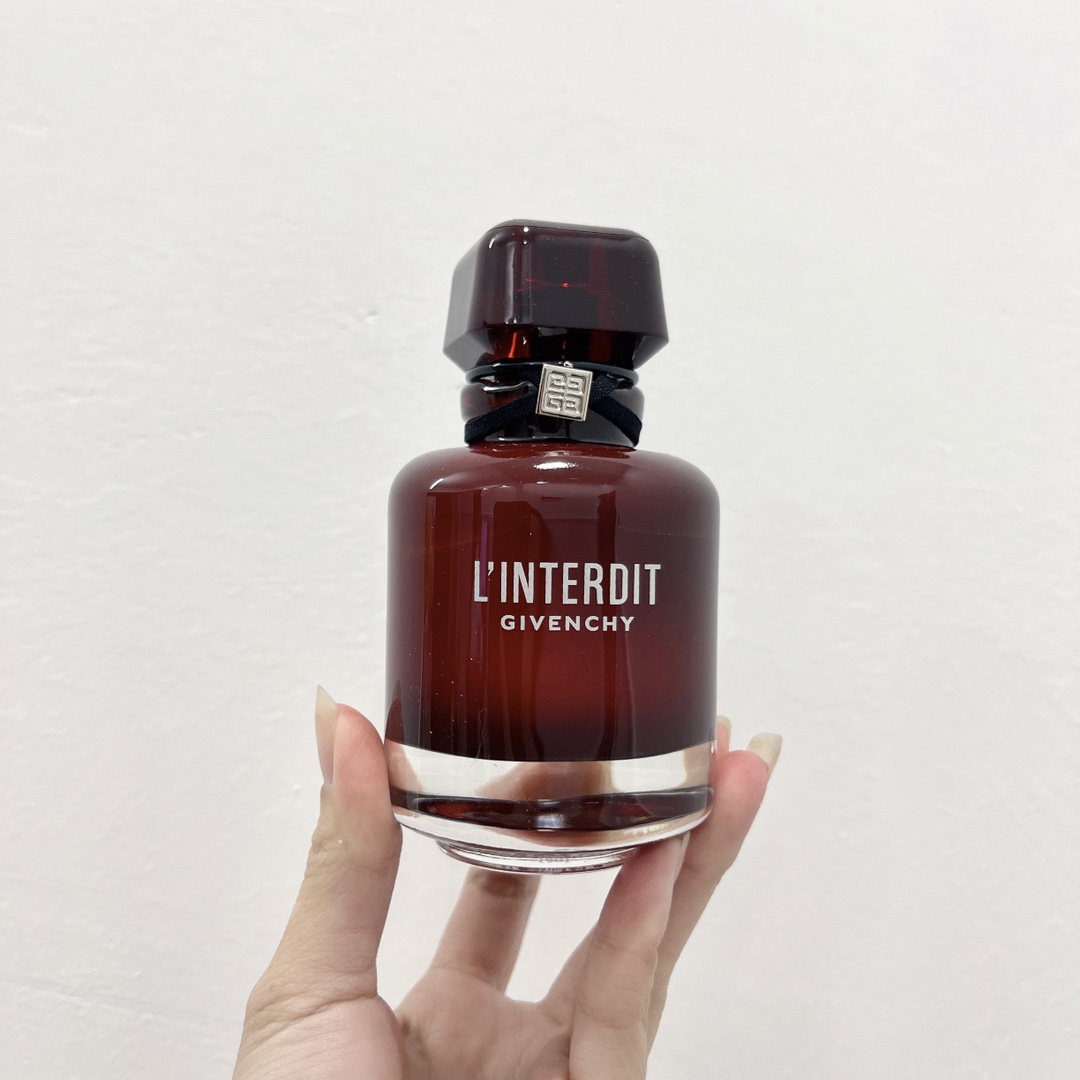 95💰专柜品质
纪梵希心无禁忌迷红香水80ml☜纪梵希心无禁忌迷红香水新款上市🥰纪梵希今年的新品颜值都还是那句话都是颜值天花板啊。男士和女士都上了新款香水。红色瓶身代表欢愉正在发酵,禁忌冒险加速上演。以「心无禁忌香水」触发躁动因子,跨越自由边界。打破常规,打破禁忌,大胆做自己。💢