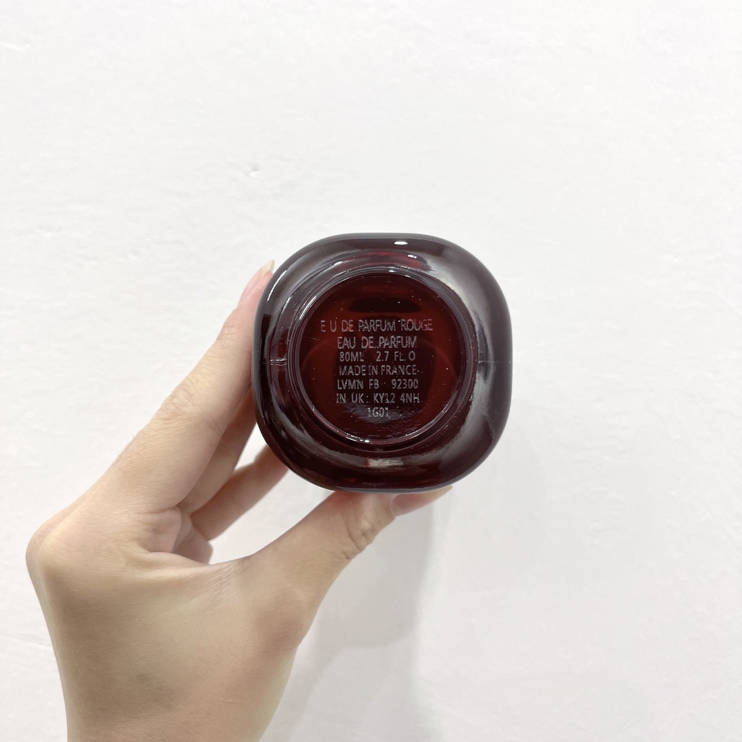 95💰专柜品质
纪梵希心无禁忌迷红香水80ml☜纪梵希心无禁忌迷红香水新款上市🥰纪梵希今年的新品颜值都还是那句话都是颜值天花板啊。男士和女士都上了新款香水。红色瓶身代表欢愉正在发酵,禁忌冒险加速上演。以「心无禁忌香水」触发躁动因子,跨越自由边界。打破常规,打破禁忌,大胆做自己。💢
