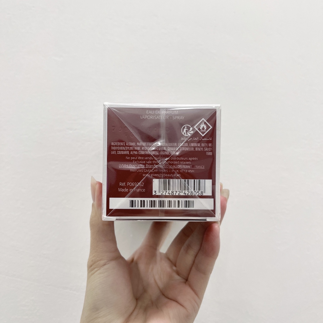 95💰专柜品质
纪梵希心无禁忌迷红香水80ml☜纪梵希心无禁忌迷红香水新款上市🥰纪梵希今年的新品颜值都还是那句话都是颜值天花板啊。男士和女士都上了新款香水。红色瓶身代表欢愉正在发酵,禁忌冒险加速上演。以「心无禁忌香水」触发躁动因子,跨越自由边界。打破常规,打破禁忌,大胆做自己。💢