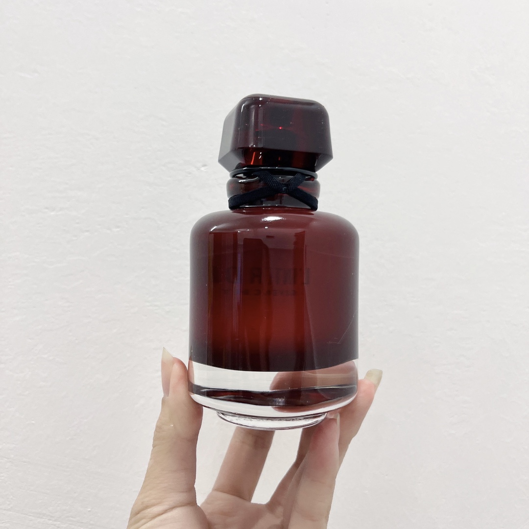 95💰专柜品质
纪梵希心无禁忌迷红香水80ml☜纪梵希心无禁忌迷红香水新款上市🥰纪梵希今年的新品颜值都还是那句话都是颜值天花板啊。男士和女士都上了新款香水。红色瓶身代表欢愉正在发酵,禁忌冒险加速上演。以「心无禁忌香水」触发躁动因子,跨越自由边界。打破常规,打破禁忌,大胆做自己。💢