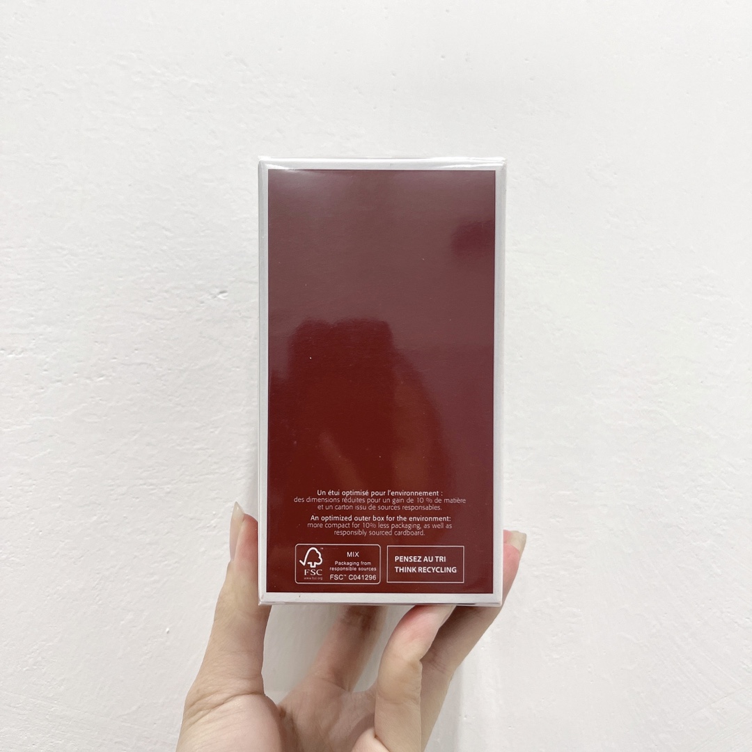 95💰专柜品质
纪梵希心无禁忌迷红香水80ml☜纪梵希心无禁忌迷红香水新款上市🥰纪梵希今年的新品颜值都还是那句话都是颜值天花板啊。男士和女士都上了新款香水。红色瓶身代表欢愉正在发酵,禁忌冒险加速上演。以「心无禁忌香水」触发躁动因子,跨越自由边界。打破常规,打破禁忌,大胆做自己。💢