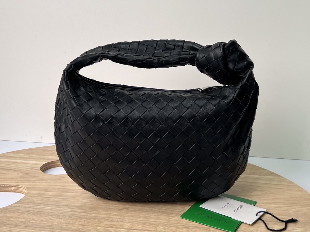 Bottega Veneta Batch 980 BV JODIE large size is released ~ Officially selling 690225. It is much more practical than the small size. The shape is