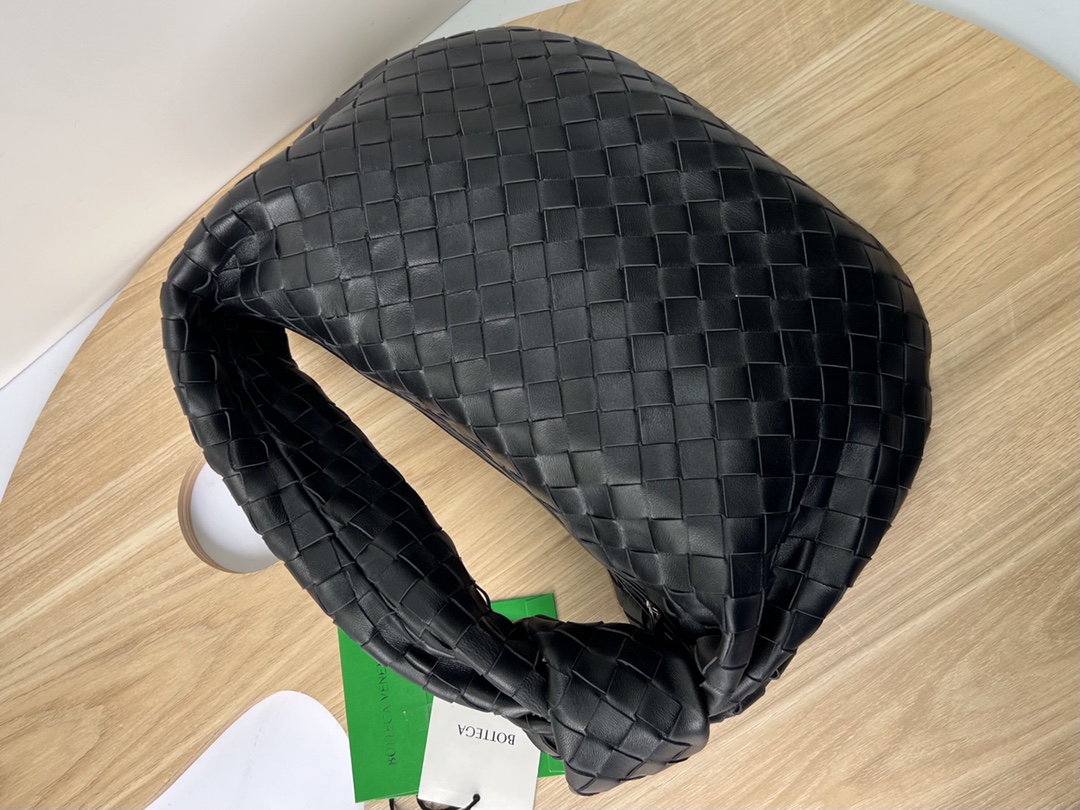 Bottega Veneta Batch 980 BV JODIE large size is released ~ Officially selling 690225. It is much more practical than the small size. The shape is