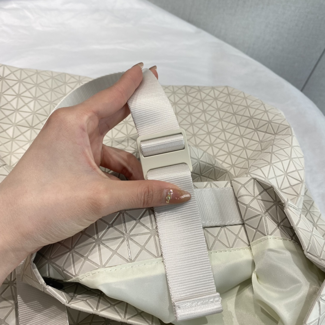 Issey Miyake Silicone Shopping Tote Bag in Milk White - Comprehensive 8
