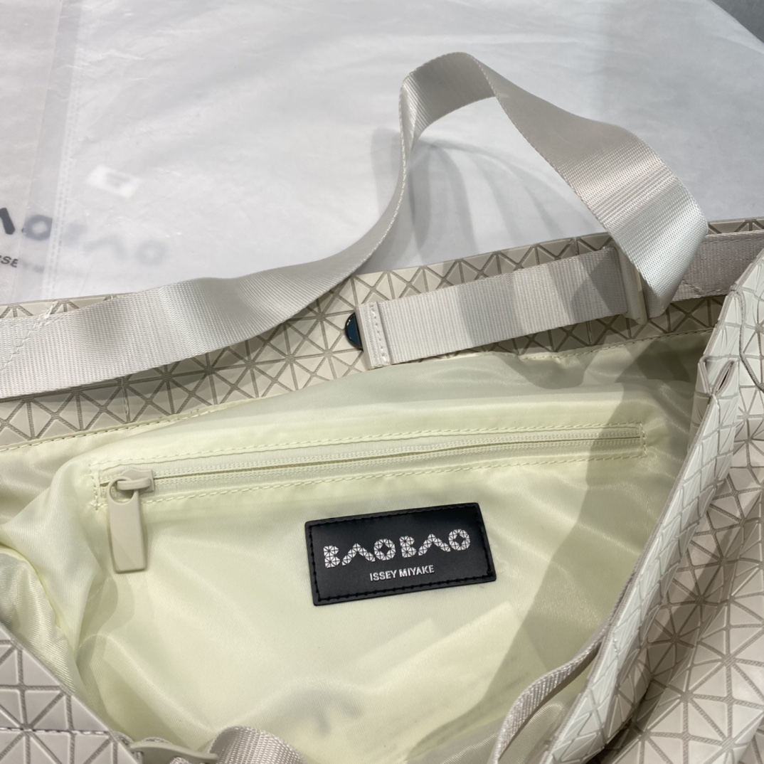 Issey Miyake Silicone Shopping Tote Bag in Milk White - Comprehensive 6