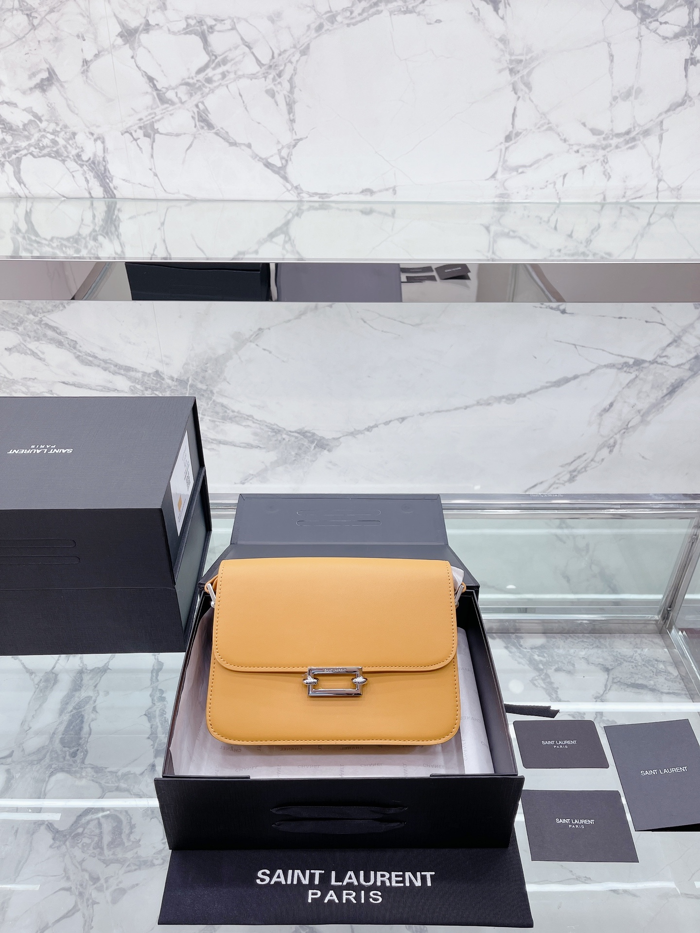 原单 “ Saint Laurent 圣罗兰 YSL  方锁Box 豆腐包 ” ｜密封折叠礼盒包装 圣罗兰斜挎豆腐包 Saint Laurent/圣罗兰复古风小方包Cassandra经典信封小方包造型 内有双隔层 容量大 很实用 最具特色的就是这个青铜五金旋转扣尺寸 大号24 18cm