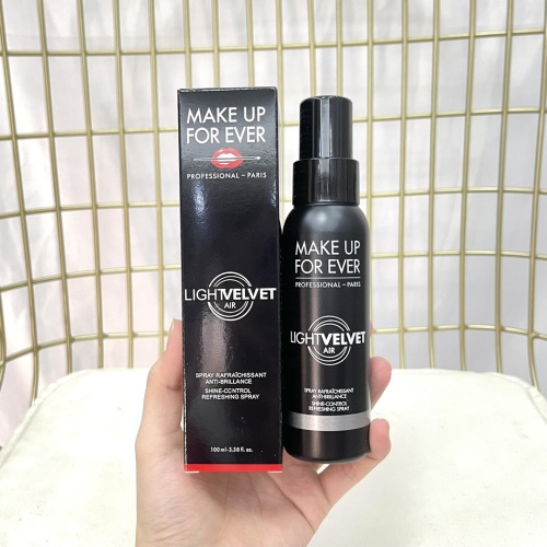 MAKE UP FOR EVER Light Velvet Air Shine-Control Refreshing Setting Spray 1 MAKE UP FOR EVER Light Velvet Air Shine-Control Refreshing Setting Spray
