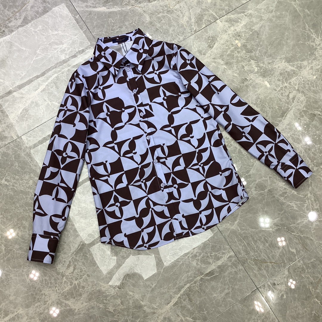 NO:696915,LV/Louis Vuitton spring and summer new style, full screen classic old flower contrasting color shirt, blue coffee contrasting color super high-end, chic and new idea, full screen old flower jacquard retro, not picky style, looks good with various jackets, very elegant when worn alone, one color and three sizes SML,, louis vuitton, louis vuitton, jackets & coats, shirts,19860909LV/路易威登 春夏新款 满屏经典老花撞色衬衫 蓝咖撞色超级高级 别致新意 满屏老花提花复古 版型不挑人 搭配各种外套都很好看 单穿也很气质优雅 一色三码 SML,,louis vuitton,louis vuitton,jackets & coats,shirts,,Women's clothing