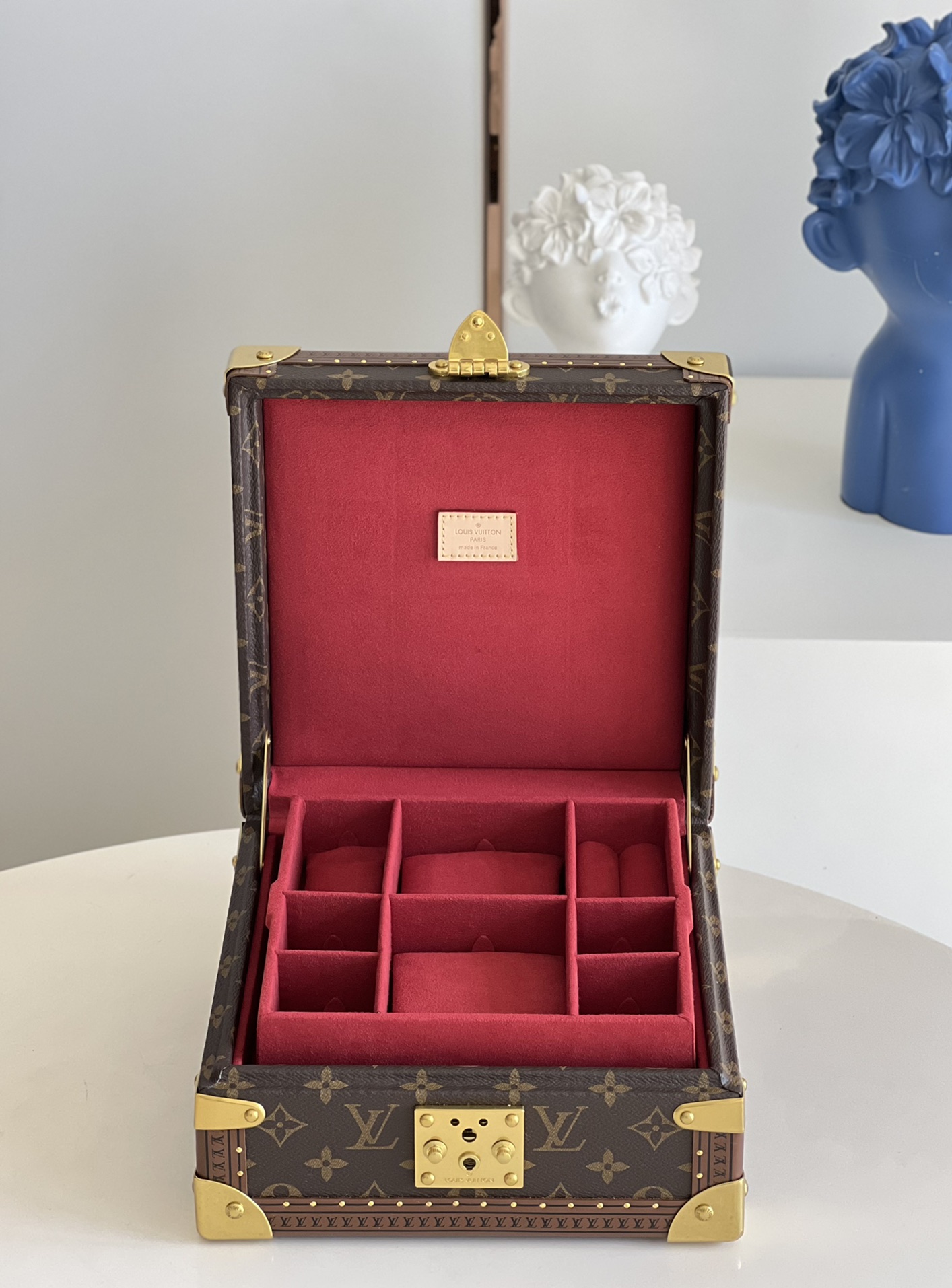 NO:398284,[Exclusive real-life M20040 jewelry box purple and red] can be stored in layers and classified. It is equipped with small pads to ensure that the jewelry is stored properly. The design is practical, safe and reliable, and it is a good companion for traveling. Size 24 x 12.5 x 24 cm P.1300 [Warm reminder this model does not match packaging], LV [original leather], louis vuitton, earrings, necklace, bracelet, ring, bracelet19860909【独家实拍M20040珠宝盒 紫红】可分层分类存放戒指、项链、手链、耳环与手镯.配有小衬垫,确保珠宝存放妥善.设计实用、安全牢靠,是外出旅行的好伴侣.尺寸24 x 12.5 x 24 厘米 P.1300【温馨提示此款不配包装】,LV【原厂皮】,louis vuitton,earrings,necklace,bracelet,ring,bracelet,Bag