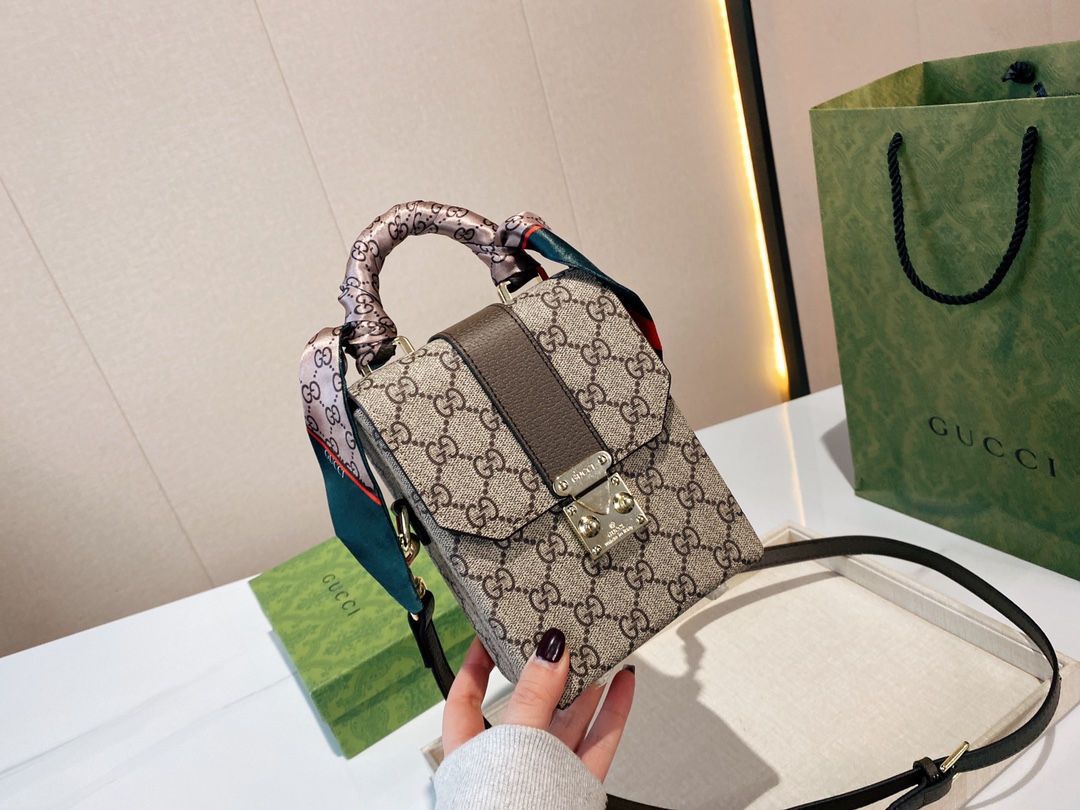 Gucci 古奇 Gucci  这款盒子手机包 现今潮流趋势以及足够抢眼的撞色来理解。即便拿着它去搭配简约款式的服装，随便拗出来的造型都带着浓浓的年代感~尺寸：13.5 16 货号68084