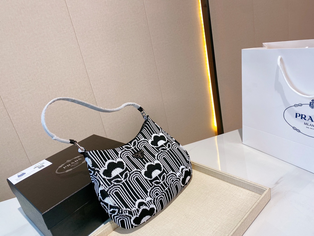 配盒 火爆到一包难求的 菱格 Hobo，包身精致，羊皮质感，轻便，舒适，又很能装，出门必须品统统可以装进去，简单利落，背上它不需要凹造型，你就是一个行走的时尚了，手拎，腋下包，都可以，怎么搭配都是至IN的这个包被炒得不像话，价格更是不断上升 ～尺寸：28*21cm