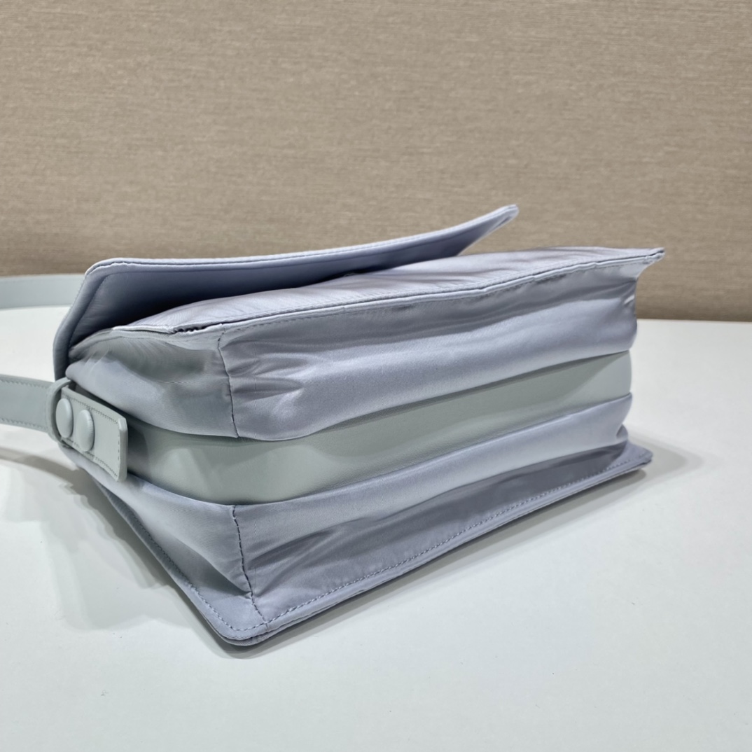 PRADA普拉达男女通用尼龙邮差包1BD258