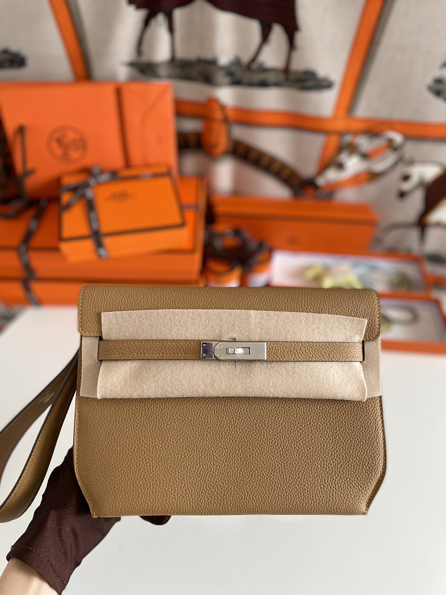 NO:699087,Half-hand ready stock Kelly Deeches 25cm handbag/shoulder bag esom leather 4B biscuit color beeswax thread sewing unisex style. (with additional shoulder strap) can be carried by hand or shoulder, one bag is multi-purpose. The hand strap and shoulder strap are detachable. Hermes, hermes, satchels, Hermes,19860909半手现货 Kelly Deeches 25cm 手包/挎包 esom 皮 4B饼干色 蜜蜡线缝制 男女通用款 .(有另外配肩带)可手拿可肩背,一包多用.手拿带、肩带都可拆卸.,爱马仕,hermes,satchels,Hermes,,Bag