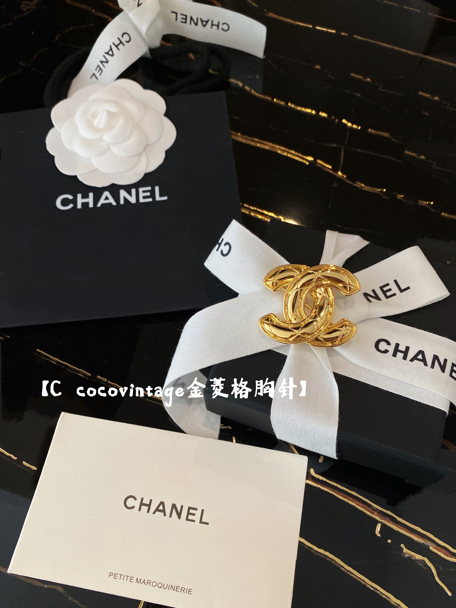 NO:720346,88180 [ch@nel coco vintage gold diamond brooch] ·Coco Chanel classic gold diamond brooch, a century-old classic ·Full diamond design, cc soul plaid ·Specially rich vintage gold, invincible and powerful upper body recognition Vintage series, as Ms. Coco said, 'Fashion is fleeting, but style is eternal.' Among them, the Vintage model is even more difficult to find. This sentence can be encountered but not sought. This sentence is used in Vintage  It couldn't be more suitable. It does not mean old or outdated. On the contrary, it embodies a mature and timeless classic charm. In other words, it is retro jewelry that can be worn before, can be worn now, and can be worn in the future. The material is thick and full and shows a unique luster after the baptism of time. Even after ten years of use, it still looks very classic. If you like a modern and retro feeling, then you absolutely cannot miss all the styles of Vintage!  This electroplating cost is particularly high, because the gold color of Vintage has the color of gold and has a high gold content, so the electroplating fee is also expensive, but you must not save this electroplating fee, because Vintage needs this kind of gold color to taste good!  ,,chanel,brooch,breastpin,gold,Cardia high-end jewelry1986090988180【ch@nel coco vintage金菱格胸针】 ·coco Chanel经典金色菱格胸针,百年经典款 ·饱满的菱格设计,cc的灵魂格纹 ·特别浓郁的vintage金色,上身辨识度无敌强大 Vintage系列,正如 Coco女士所说的“流行稍纵即逝,风格永存”. 而其中Vintage款,更是难求.可遇而不可求这句话用在Vintage 上再也合适不过了.它并不代表陈旧,或者过时.相反,体现的是一种成熟的、历时不变的经典魅力.换句话说就是以前能戴,现在能戴,将来还能戴的复古首饰.材质厚实饱满并呈现着一种经过时间洗礼后的独特光泽,即使是用了十年后在看也是十分经典.如果你喜欢既现代,又复古的感觉,那么绝对不能错过Vintage 的所有款式！这个电镀成本特别高,因为Vintage的那种金色是有黄金成分的色泽,含金量高,因此电镀费也贵,但是一定不能省这个电镀费,因为,Vintage就是要这样的金色,才够味道！,,chanel,brooch，breastpin,gold,卡迪亚高端饰品,Jewelry