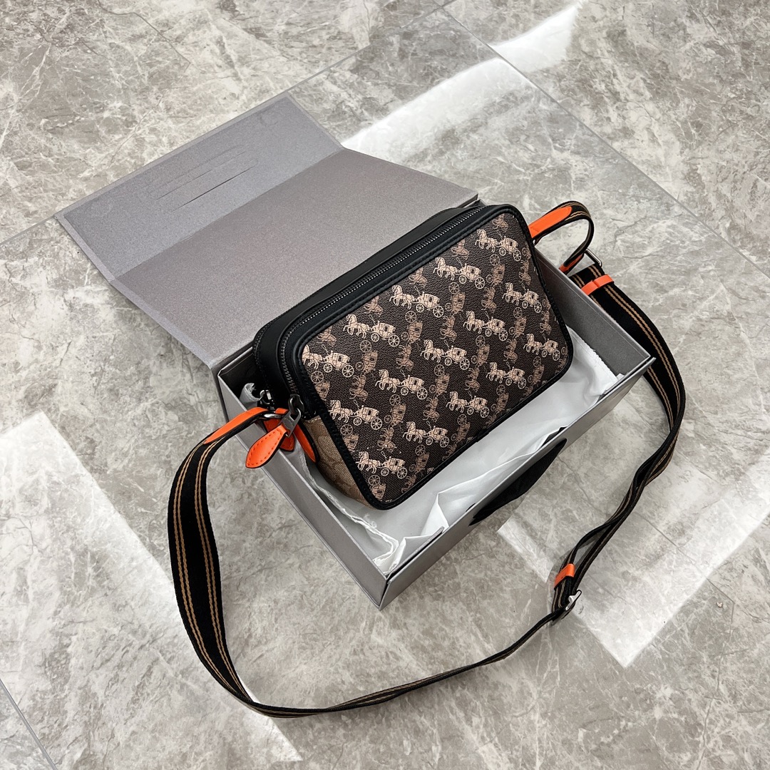 蔻驰新款男士相机包💰300 这是一款尽显酷帅和摩登时尚的相机包.也是通勤佳选.双层拉链式开合.安全性能高.容量充足.方便归纳物品.涂层帆布会更加耐磨防水.时尚酷炫. 规格：23.5*16.5*7cm