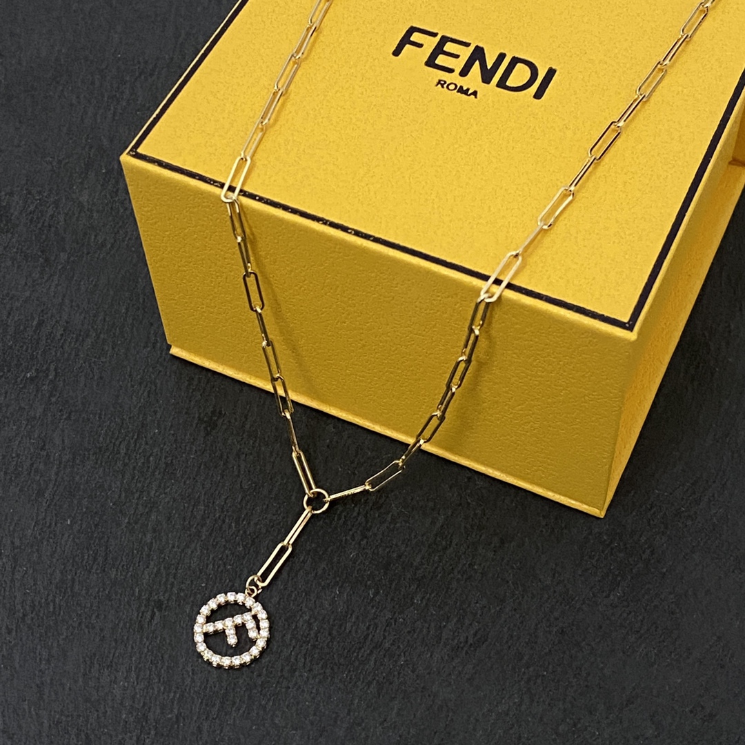 【批85】 FENDI 芬迪镶钻项链 高端定制  爆款新款 简单大方项链 华丽登场 ,很难见到如此熟悉 素雅的项链。非常适合日常搭配,宝宝们,这个绝对值得入🌹