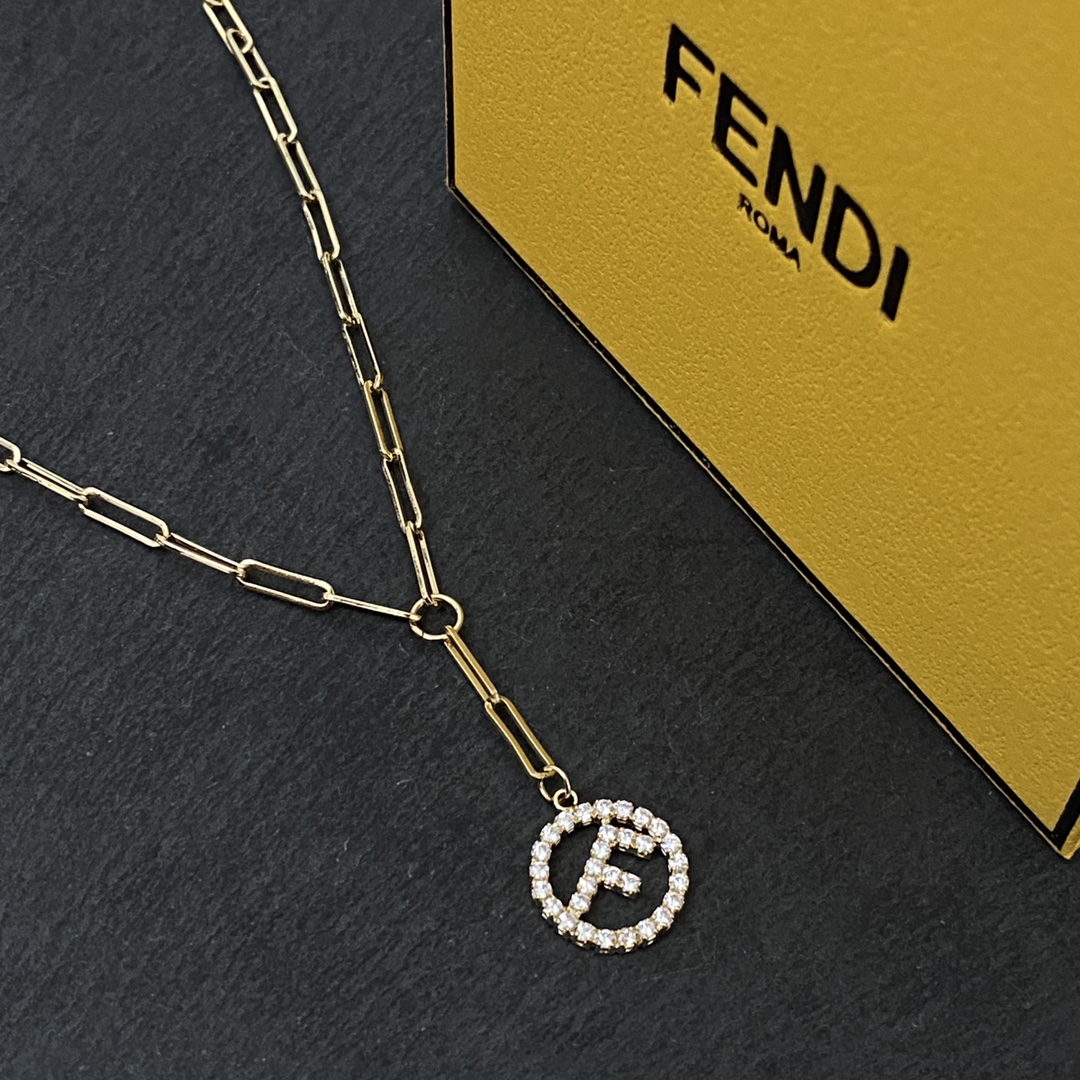 【批85】 FENDI 芬迪镶钻项链 高端定制  爆款新款 简单大方项链 华丽登场 ,很难见到如此熟悉 素雅的项链。非常适合日常搭配,宝宝们,这个绝对值得入🌹