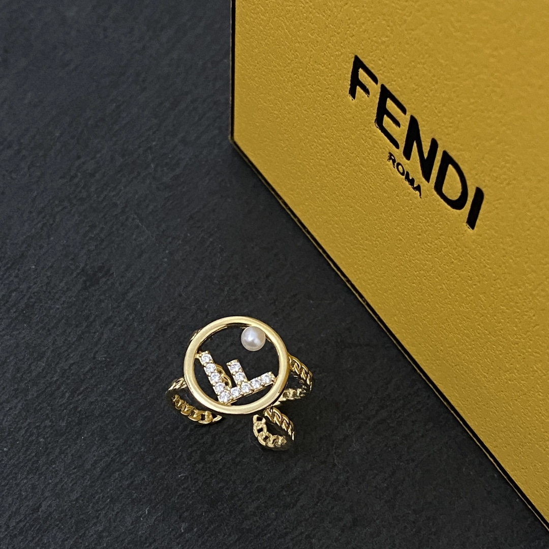 【批75】 FENDI 芬迪镶钻戒指 高端定制  爆款新款 简单大方戒指 华丽登场 ,很难见到如此熟悉 素雅的项链。非常适合日常搭配,宝宝们,这个绝对值得入🌹