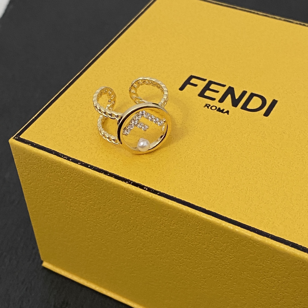 【批75】 FENDI 芬迪镶钻戒指 高端定制  爆款新款 简单大方戒指 华丽登场 ,很难见到如此熟悉 素雅的项链。非常适合日常搭配,宝宝们,这个绝对值得入🌹