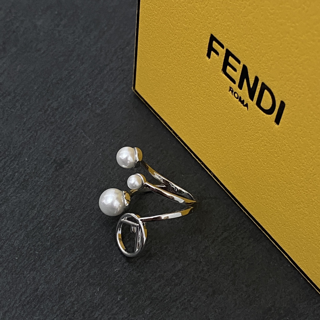 【批75】 FENDI 芬迪镶珍珠戒指 高端定制  爆款新款 简单大方戒指 华丽登场 ,很难见到如此熟悉 素雅的项链。非常适合日常搭配,宝宝们,这个绝对值得入🌹
