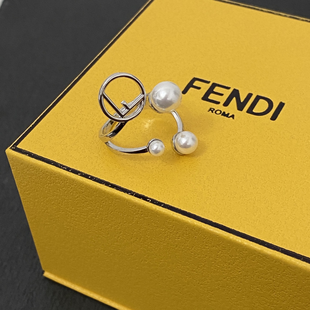【批75】 FENDI 芬迪镶珍珠戒指 高端定制  爆款新款 简单大方戒指 华丽登场 ,很难见到如此熟悉 素雅的项链。非常适合日常搭配,宝宝们,这个绝对值得入🌹