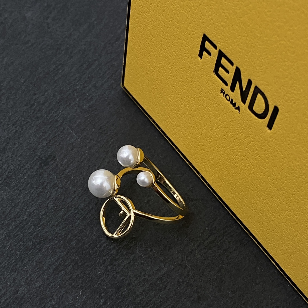 【批75】 FENDI 芬迪镶珍珠戒指 高端定制  爆款新款 简单大方戒指 华丽登场 ,很难见到如此熟悉 素雅的项链。非常适合日常搭配,宝宝们,这个绝对值得入🌹
