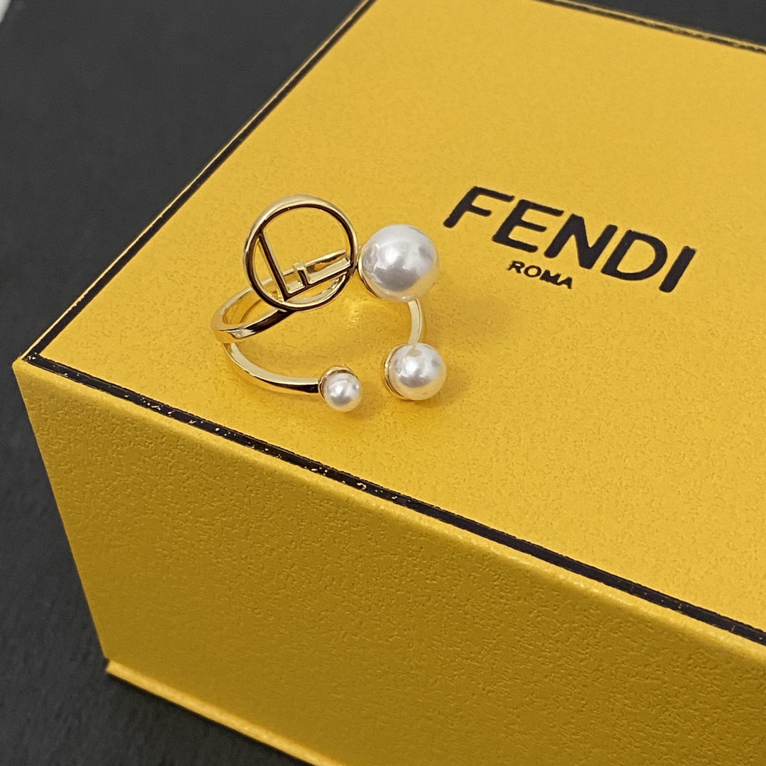 【批75】 FENDI 芬迪镶珍珠戒指 高端定制  爆款新款 简单大方戒指 华丽登场 ,很难见到如此熟悉 素雅的项链。非常适合日常搭配,宝宝们,这个绝对值得入🌹
