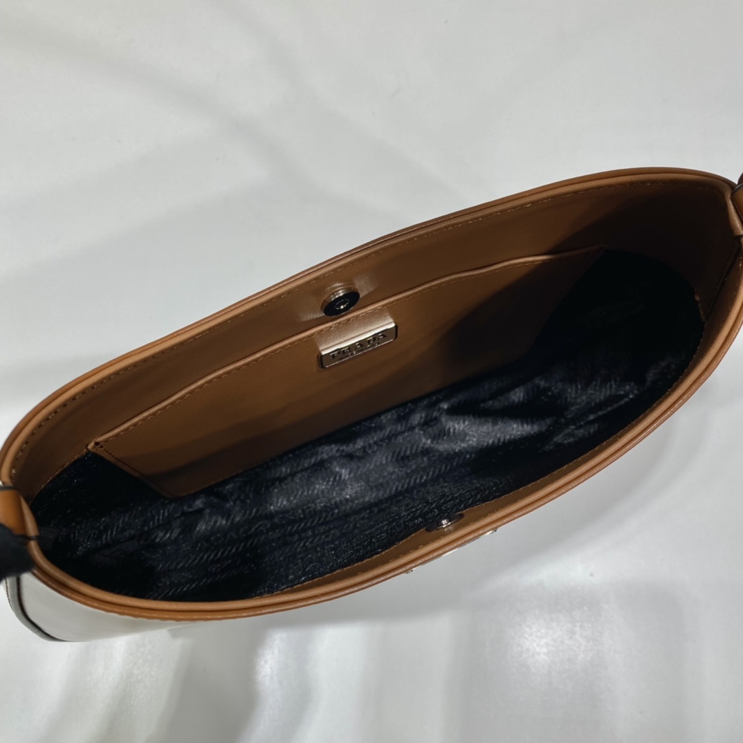 PRADA普拉达中古款腋下包1BC499