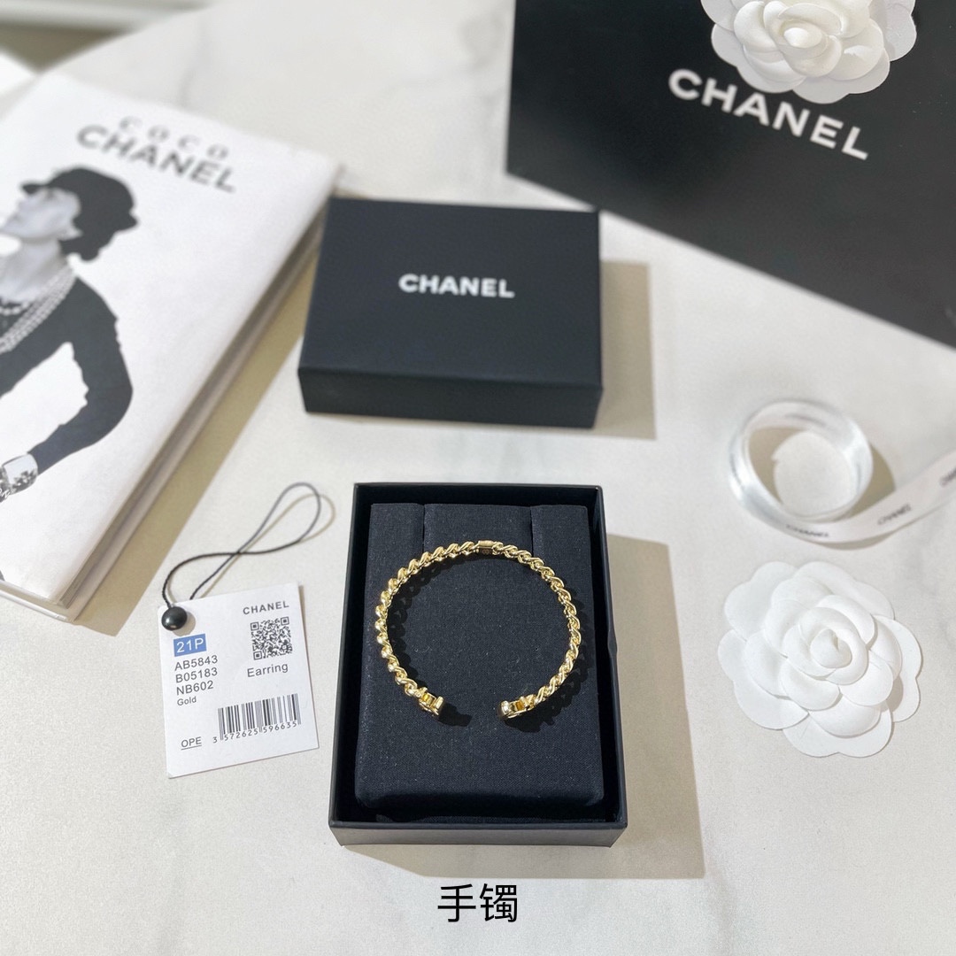 新款☑️CHANEL香奈儿双c光面开口手镯