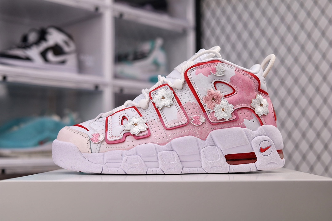 H0 公司级 NK Air More Uptempo ’96 OG 皮蓬大AIR 樱花粉配色 DJ5988- F5 以流行于街头的涂鸦文化为设计灵感，整体的设计风格夸张而充满魅力，厚实而充满质感的皮质鞋面两侧印刻了一对巨大的字母“AIR”，独特炫酷的外观惊艳无比