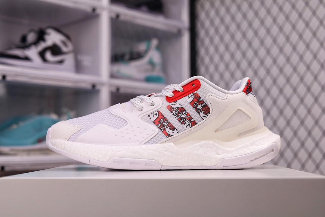 H0 原装级别 AD Originals 2020 Day Jogger Boost 夜行者2.0 慢跑者系列高弹复古休闲运动跑鞋 FW5899 这是一双造型醒目的鞋，因为反光设计 也因为穿者自信的步伐 这款经典鞋 以Day Jogger的名义 力求为现代街头再现经典 保留当年的经典细节 造型醒目 也助你脱颖而出 简直心头爱 款鞋同时采用热塑性聚氨酯弹性体鞋跟夹稳固鞋跟 让你舒适运动 加强了对脚的保护