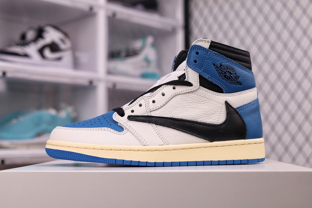 H0 大次 全头层 原装原盒TS 藤原浩 三方联名 闪电倒钩 白蓝 Fragment x TS x Air Jordan 1 High OG SP “Military Blue” 鞋头的大面积白色，搭配硕大的黑色「倒勾」再点缀上藤原浩拿手的蓝色，吸睛效果直接拉满。左右脚的鞋舌上缝有Travis Scott 和 fragment Design的Logo标签后跟处还妆点着黑色的笑脸和闪电Logo都彰显出联名身份。