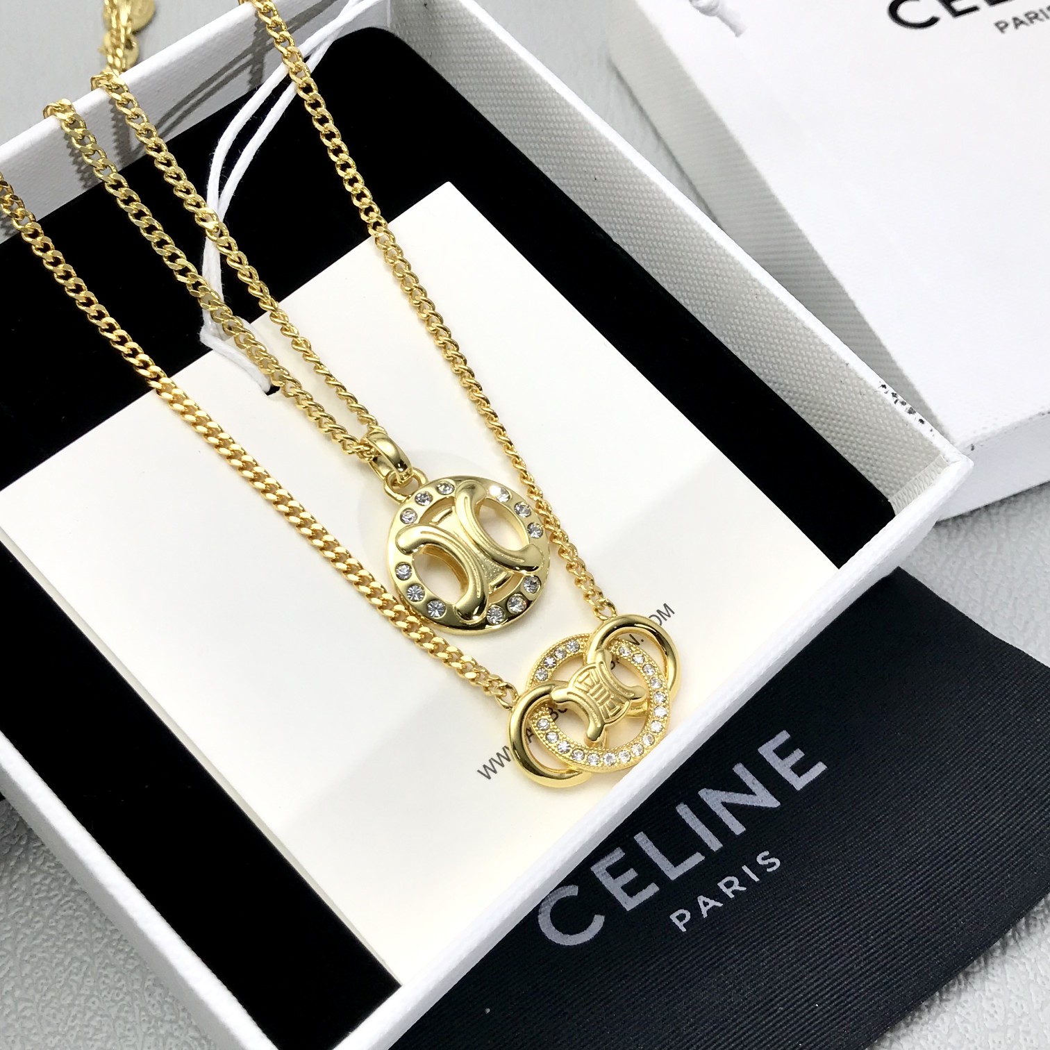p110【我们出品】 现货秒发!
【C凯旋门项链】中古经典款系列!双环款,单环款,打造经典凯旋门Logo,永不过时!每处都透露着高级,搭配施华洛钻,整条配件均是CNC精雕机,精心工艺精雕而出!上身小巧精致,在阳光下泛着光感,衬托出锁骨线条,简直太美了!