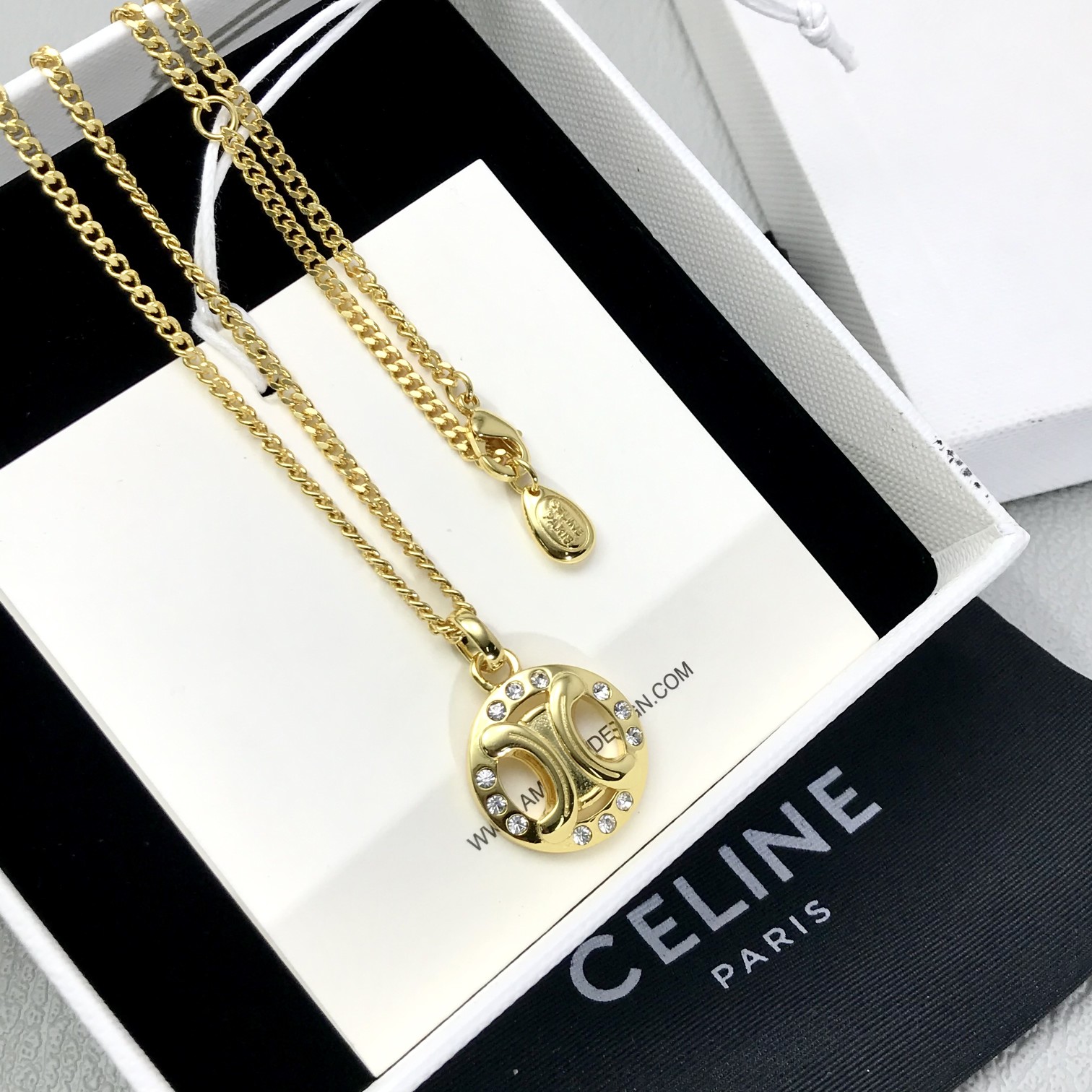 p110【我们出品】 现货秒发!
【C凯旋门项链】中古经典款系列!双环款,单环款,打造经典凯旋门Logo,永不过时!每处都透露着高级,搭配施华洛钻,整条配件均是CNC精雕机,精心工艺精雕而出!上身小巧精致,在阳光下泛着光感,衬托出锁骨线条,简直太美了!