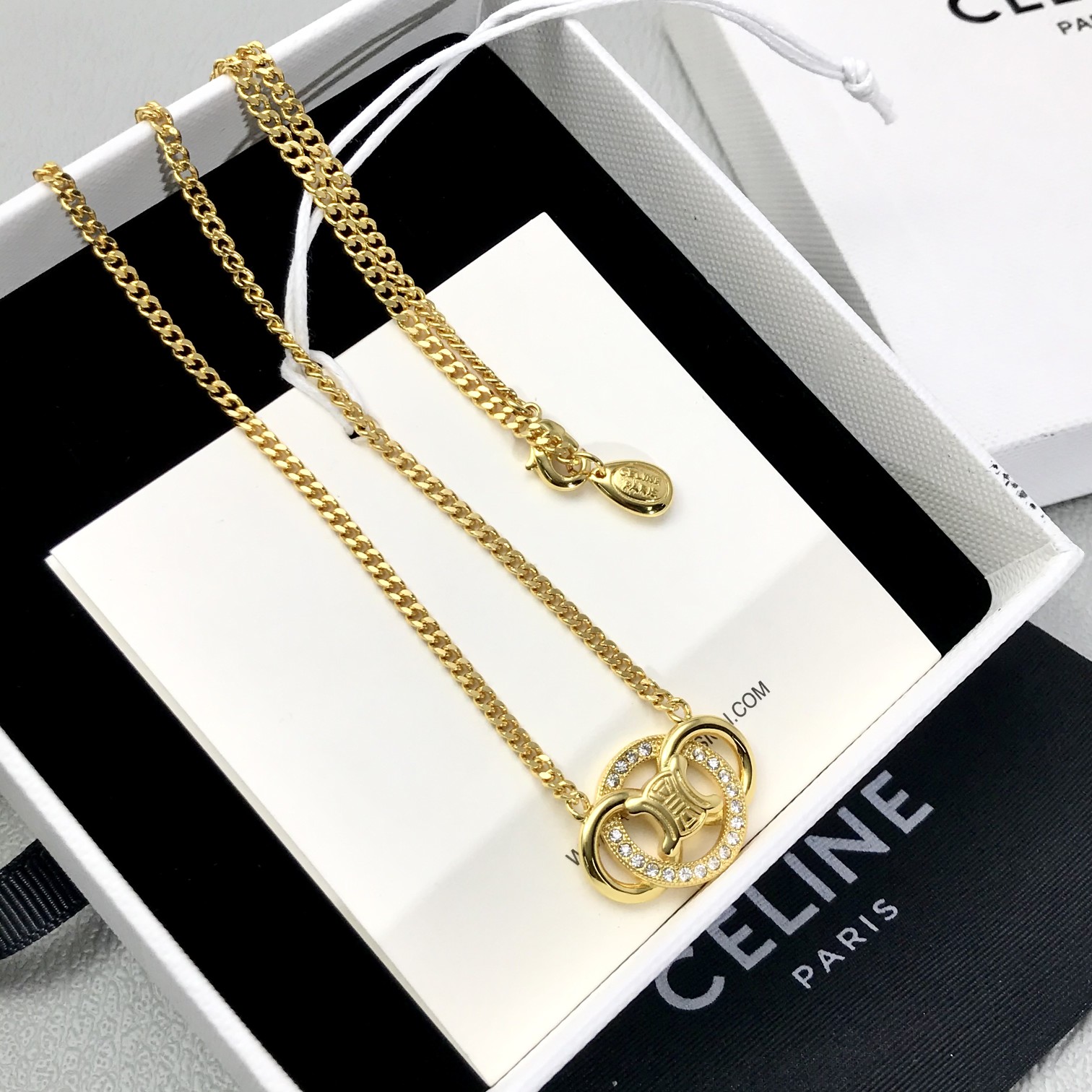 p110【我们出品】 现货秒发!
【C凯旋门项链】中古经典款系列!双环款,单环款,打造经典凯旋门Logo,永不过时!每处都透露着高级,搭配施华洛钻,整条配件均是CNC精雕机,精心工艺精雕而出!上身小巧精致,在阳光下泛着光感,衬托出锁骨线条,简直太美了!