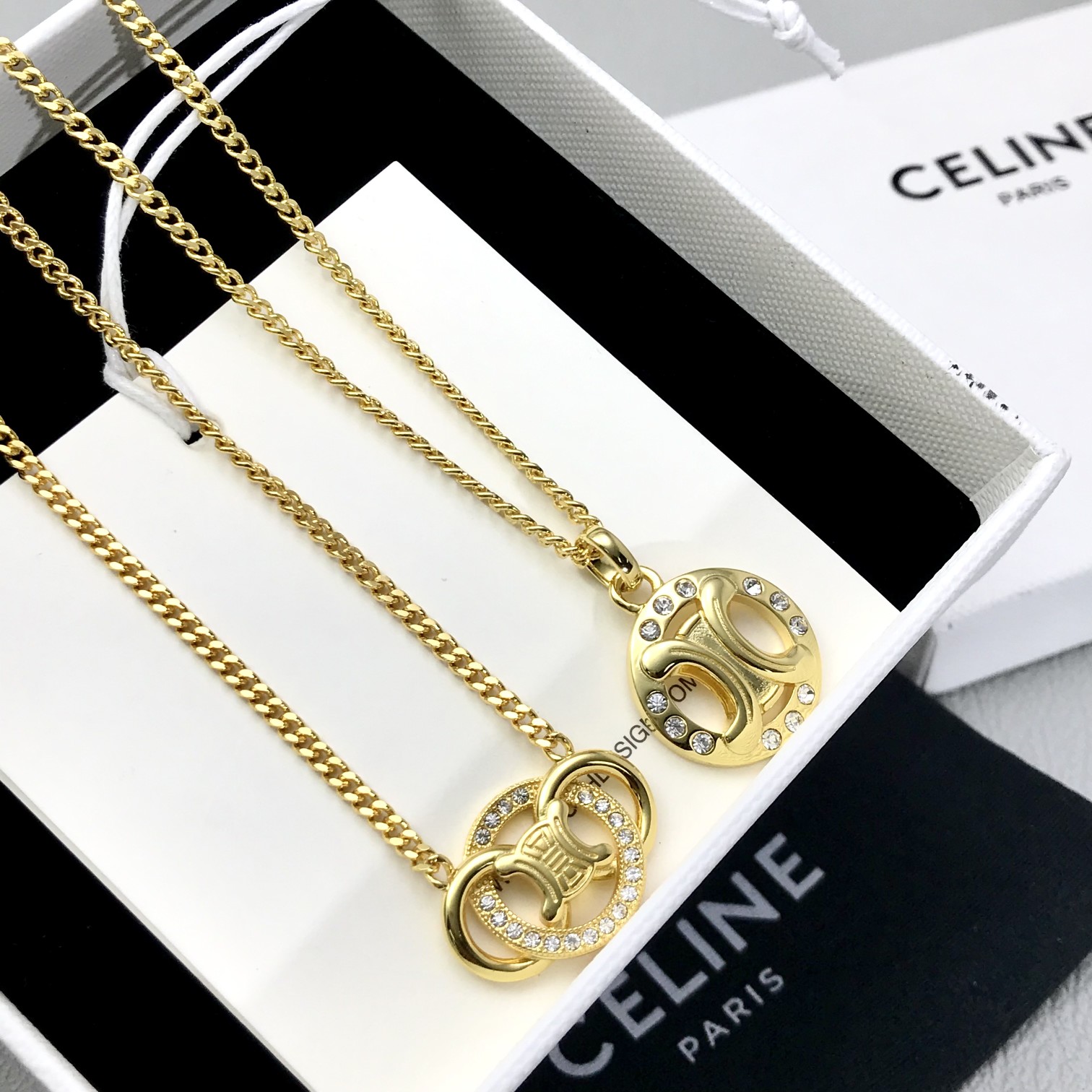 p110【我们出品】 现货秒发!
【C凯旋门项链】中古经典款系列!双环款,单环款,打造经典凯旋门Logo,永不过时!每处都透露着高级,搭配施华洛钻,整条配件均是CNC精雕机,精心工艺精雕而出!上身小巧精致,在阳光下泛着光感,衬托出锁骨线条,简直太美了!