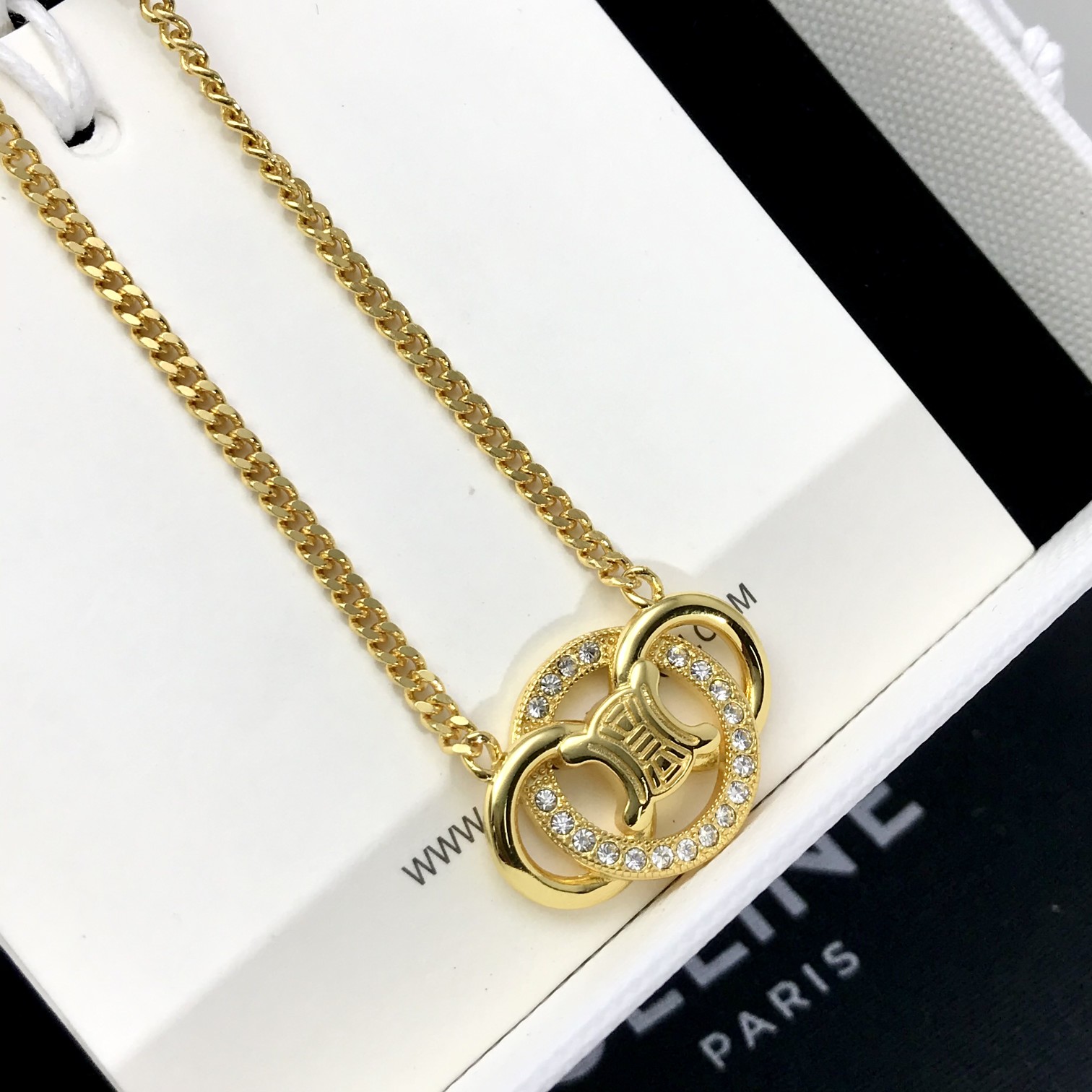 p110【我们出品】 现货秒发!
【C凯旋门项链】中古经典款系列!双环款,单环款,打造经典凯旋门Logo,永不过时!每处都透露着高级,搭配施华洛钻,整条配件均是CNC精雕机,精心工艺精雕而出!上身小巧精致,在阳光下泛着光感,衬托出锁骨线条,简直太美了!