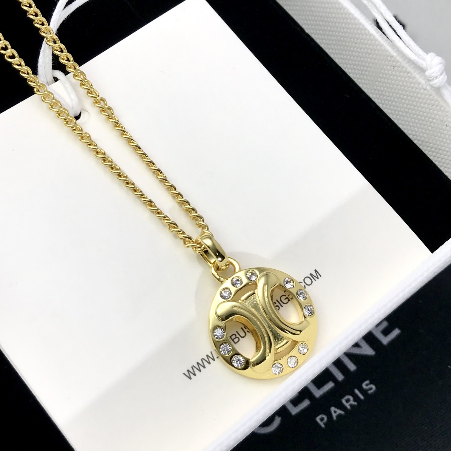 p110【我们出品】 现货秒发!
【C凯旋门项链】中古经典款系列!双环款,单环款,打造经典凯旋门Logo,永不过时!每处都透露着高级,搭配施华洛钻,整条配件均是CNC精雕机,精心工艺精雕而出!上身小巧精致,在阳光下泛着光感,衬托出锁骨线条,简直太美了!