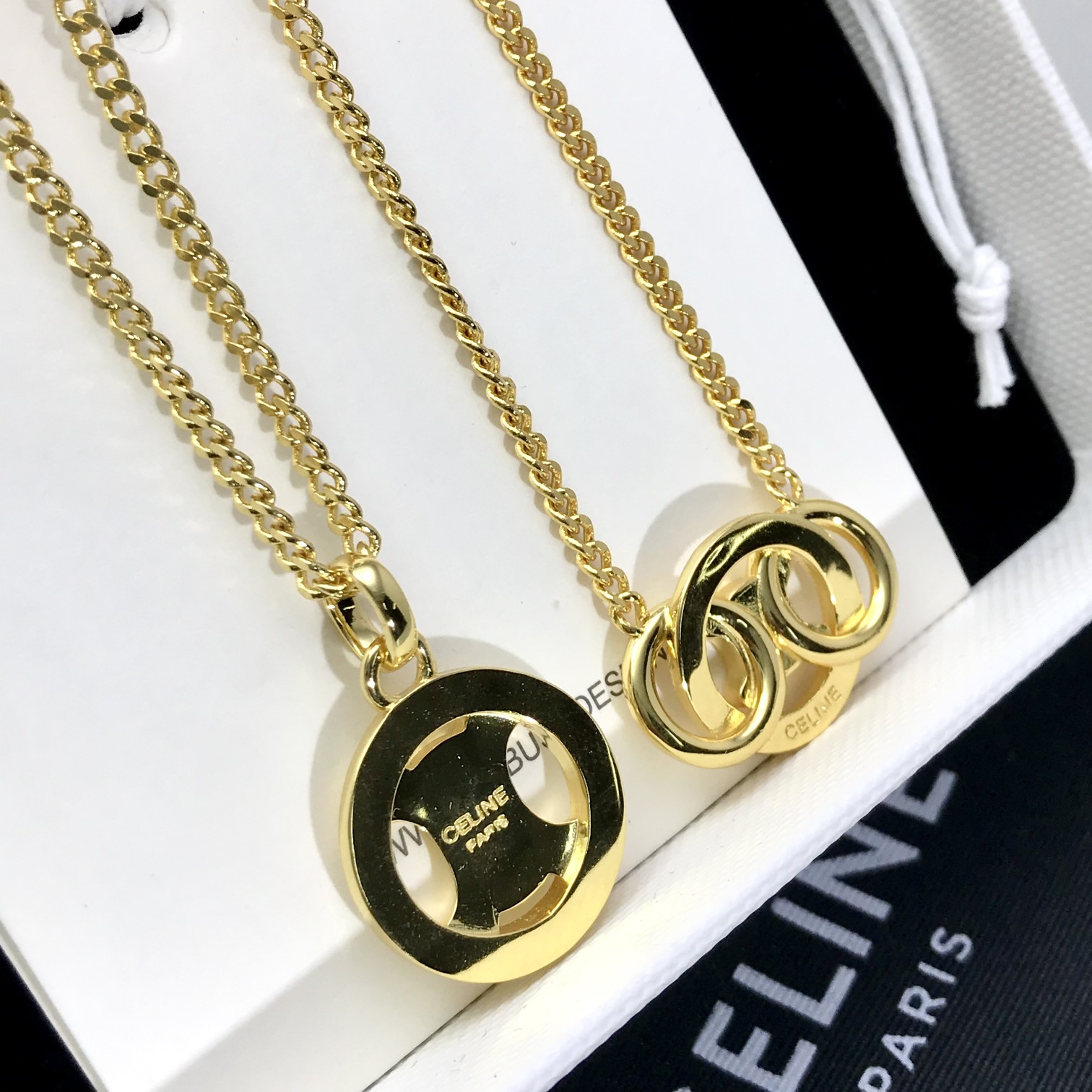 p110【我们出品】 现货秒发!
【C凯旋门项链】中古经典款系列!双环款,单环款,打造经典凯旋门Logo,永不过时!每处都透露着高级,搭配施华洛钻,整条配件均是CNC精雕机,精心工艺精雕而出!上身小巧精致,在阳光下泛着光感,衬托出锁骨线条,简直太美了!