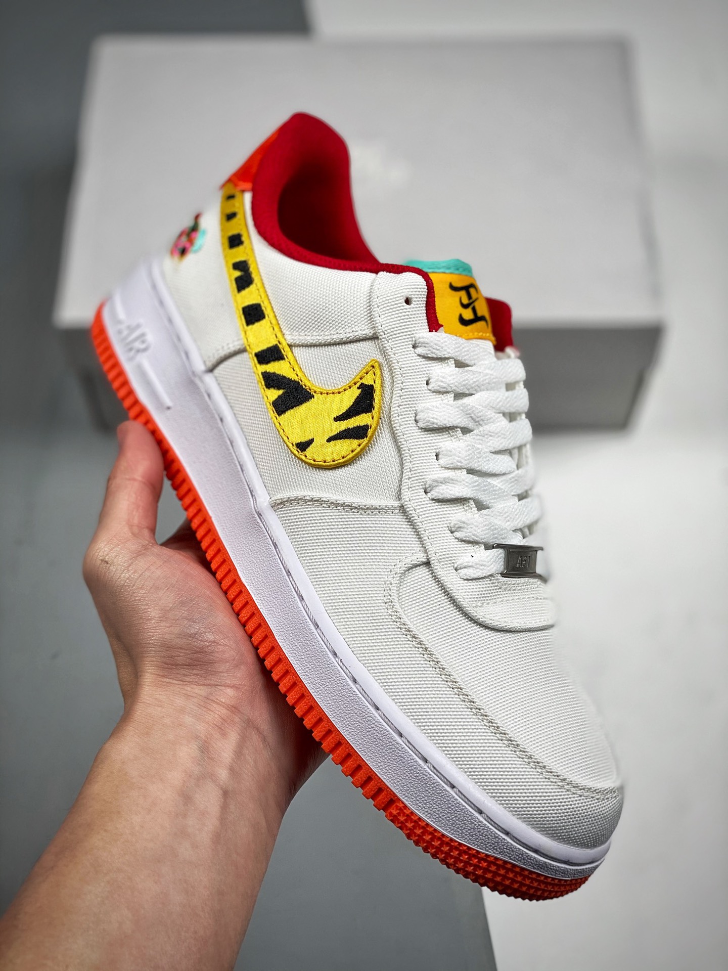 Nike Air Force 1 LV8 blanco, año del Tigre, horma y plantilla originales, crea la silueta auténtica de Air Force, enfoc…