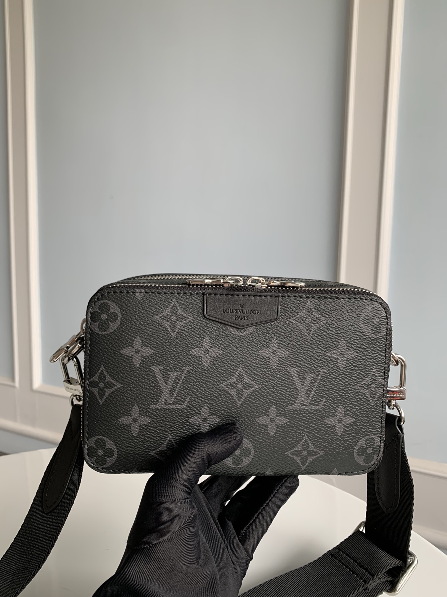 Louis Vuitton LV Alpha Wearable 钱夹斜挎包 M80741