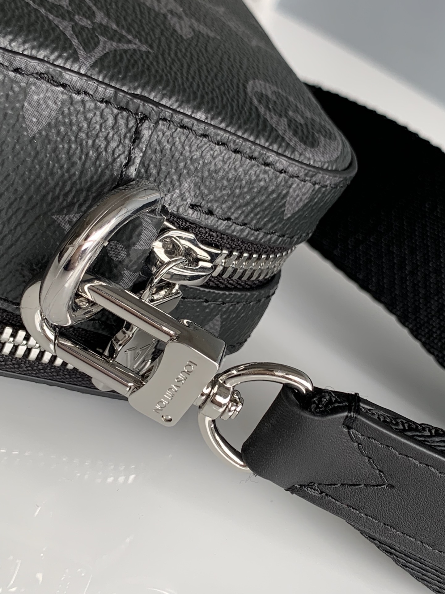 Louis Vuitton LV Alpha Wearable 钱夹斜挎包 M80741