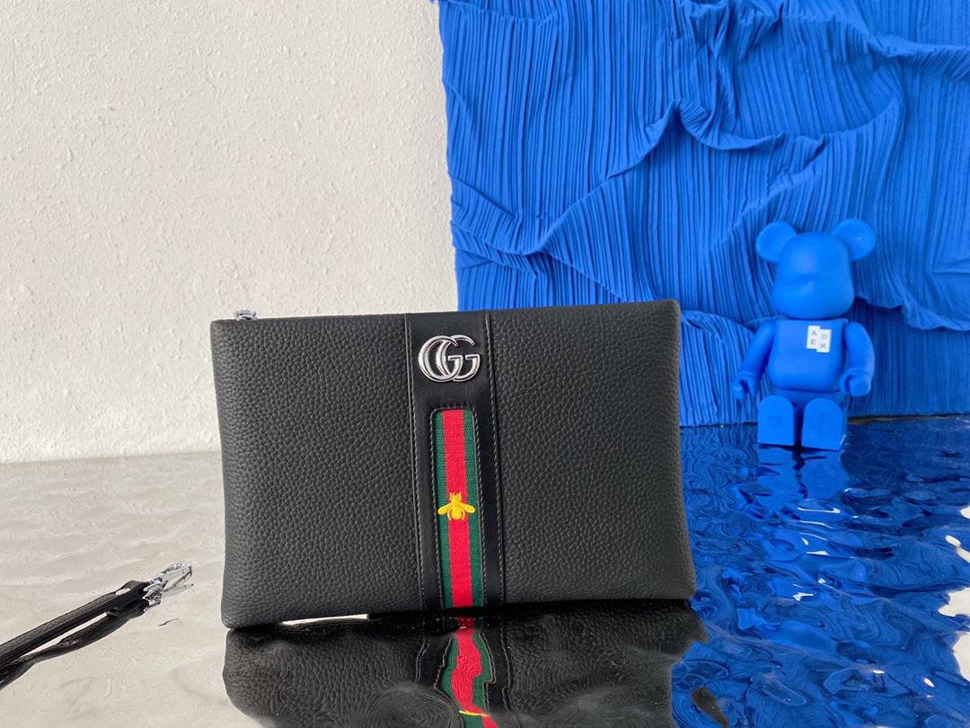 Gucci 古奇   GG 小蜜蜂刺绣 牛皮手拿包 男士夹包 采用精湛镶嵌细工，经典百搭 实物拍摄 原厂原版面料 配送小票防尘袋 礼盒 26 x 18 cm。