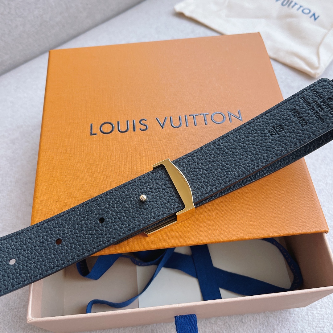 P155⛵️顶级代购级 LOUISVUITTON路易威登 女士腰带 经典双面设计，以一当二。 标志性的 LV 带扣即可与 Monogram 结合，营造出更多休闲意味，亦可与彩色皮革搭配，使整体颜色更加抢眼。