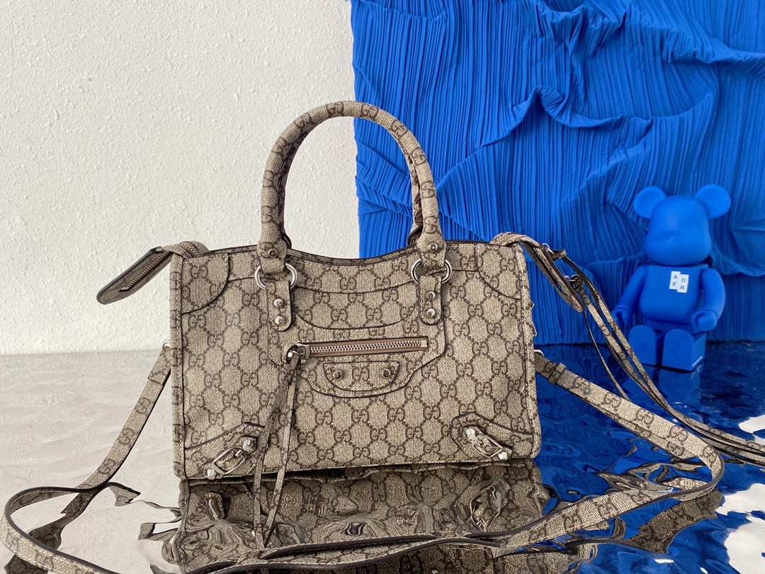 Gucci 古奇   The Hacker Classic手袋 机车包 男女通用手提斜挎包 采用精湛镶嵌细工，经典百搭 实物拍摄 原厂原版面料 681695 配送小票防尘袋 20 x 30 cm。”},”digital_watermark”:8.467427694625e+15,”normal”:true,”old_share_time”:”