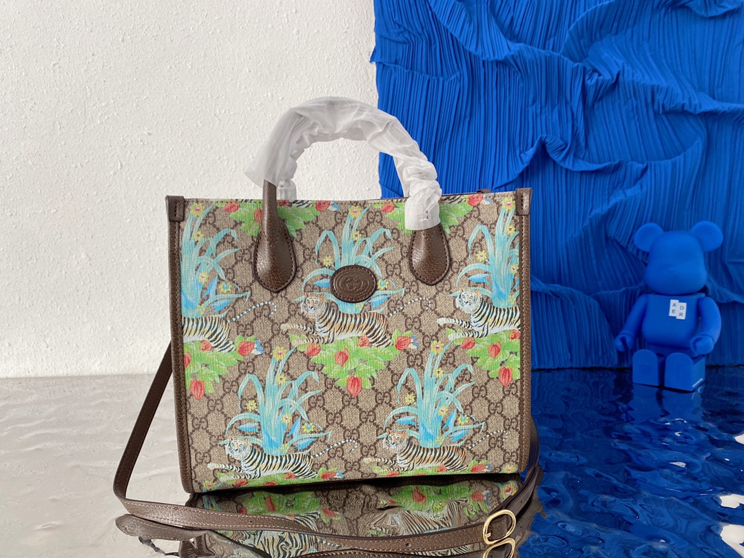 Gucci 古奇   GG 中国新年系列 虎年限定托特包 男女通用手提斜挎包 采用精湛镶嵌细工，实物拍摄 原厂原版面料 659983 配送小票防尘袋 31 x 27 cm。”},”addedWatermarks”:,”subimgs”:,”imgsSrc”:[“https://xcimg.szwego.com/20220117/i1642409391_3288_0.jpg?imageView2/2/format/jpg/q/100