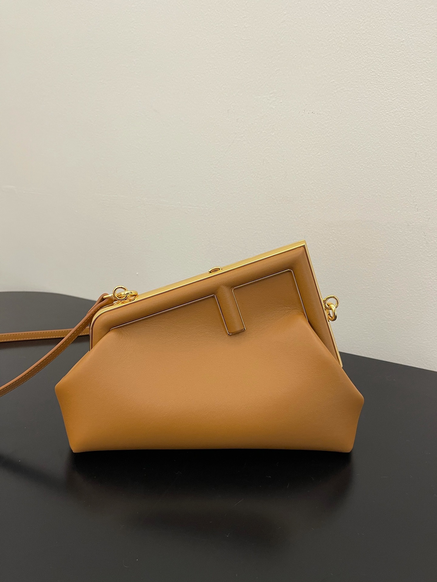 NO:719903,The new small size FEND1 First is here!  !  Under the leadership of designer Kim Jones, the first Fend1 designed has subverted the previous bag shape. The metal-edged large logo lock and the bag body design combine the deconstruction of architectural art with fashion. It is elegant and cool, and it attracts attention in a second!  It's full of aura when you hold it in your hand when attending a dinner party, and it also gives you a high-end street chic feel when worn cross-body!  Size 26x9.5x18cm Style No. 2218, Fendi FENDI, fendi, fendi19860909小号全新FEND1 First来了！！ 设计师Kim Jones主导下,设计的第一款Fend1,颠覆了以往的包型,金属包边大Logo锁扣加上包身设计把建筑艺术的解构与时装相结合,优雅中带着酷飒,一秒吸睛！手拿出席晚宴气场十足,斜挎也有种高级街头chic感！尺寸26x9.5x18cm 款号2218,芬迪FENDI,fendi,fendi,Bag