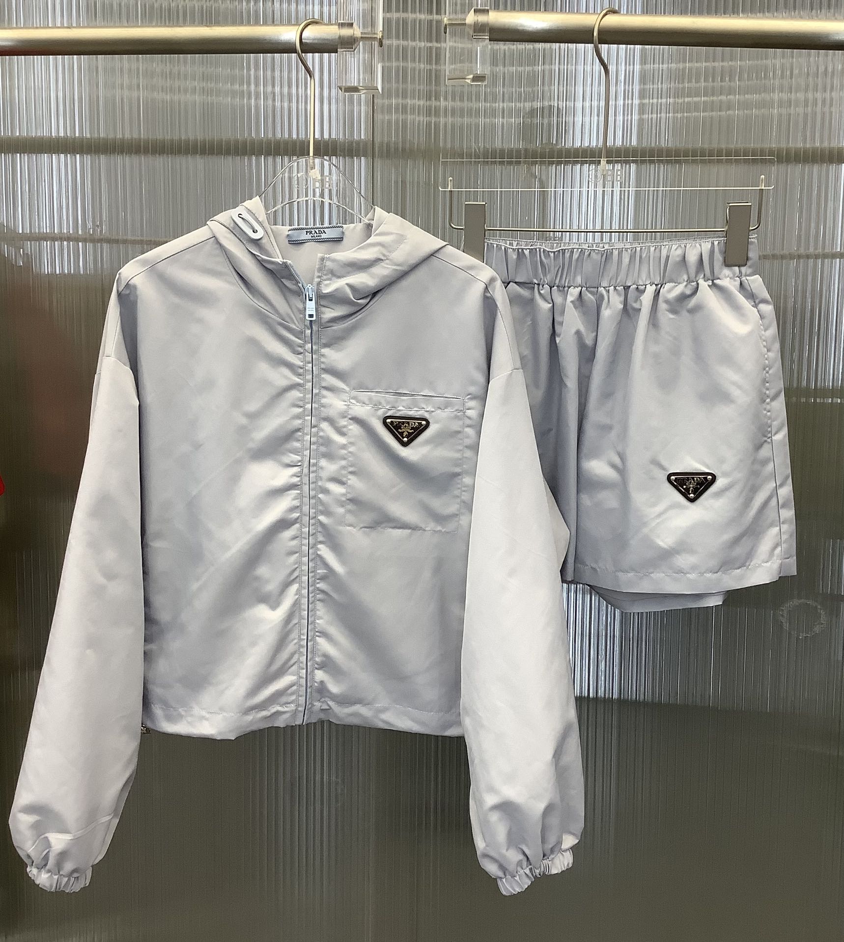 NO:696913,Prada/Prada early spring new model. The official website synchronizes the new sports style nylon suit. Customizes the classic and exclusive triangle logo. The upper body is fashionable, versatile and slim. The hooded zipper jacket is paired with elastic shorts. It can be easily worn with long legs. It looks good in red and blue. It has a shiny eye-catching feeling. A set is sold sml,,prada,prada,shorts,jackets & coats,hats,19860909Prada/普拉达 早春新款 官网同步新款运动风尼龙套装 定制经典独家三角标 上身时髦百搭又显瘦 连帽拉链外套搭配松紧短裤 一套搭配轻松穿出大长腿 红色蓝色都好看 自带闪亮的吸睛感 一套出售 sml,,prada,prada,shorts,jackets & coats,hats,,Women's clothing