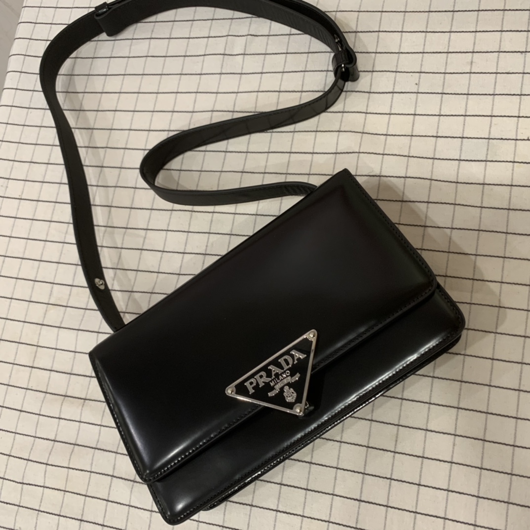 Prada's official new model 1BD321 is made of imported cowhide, with lambskin lining, unique triangle logo, long adjustable shoulder strap, can be